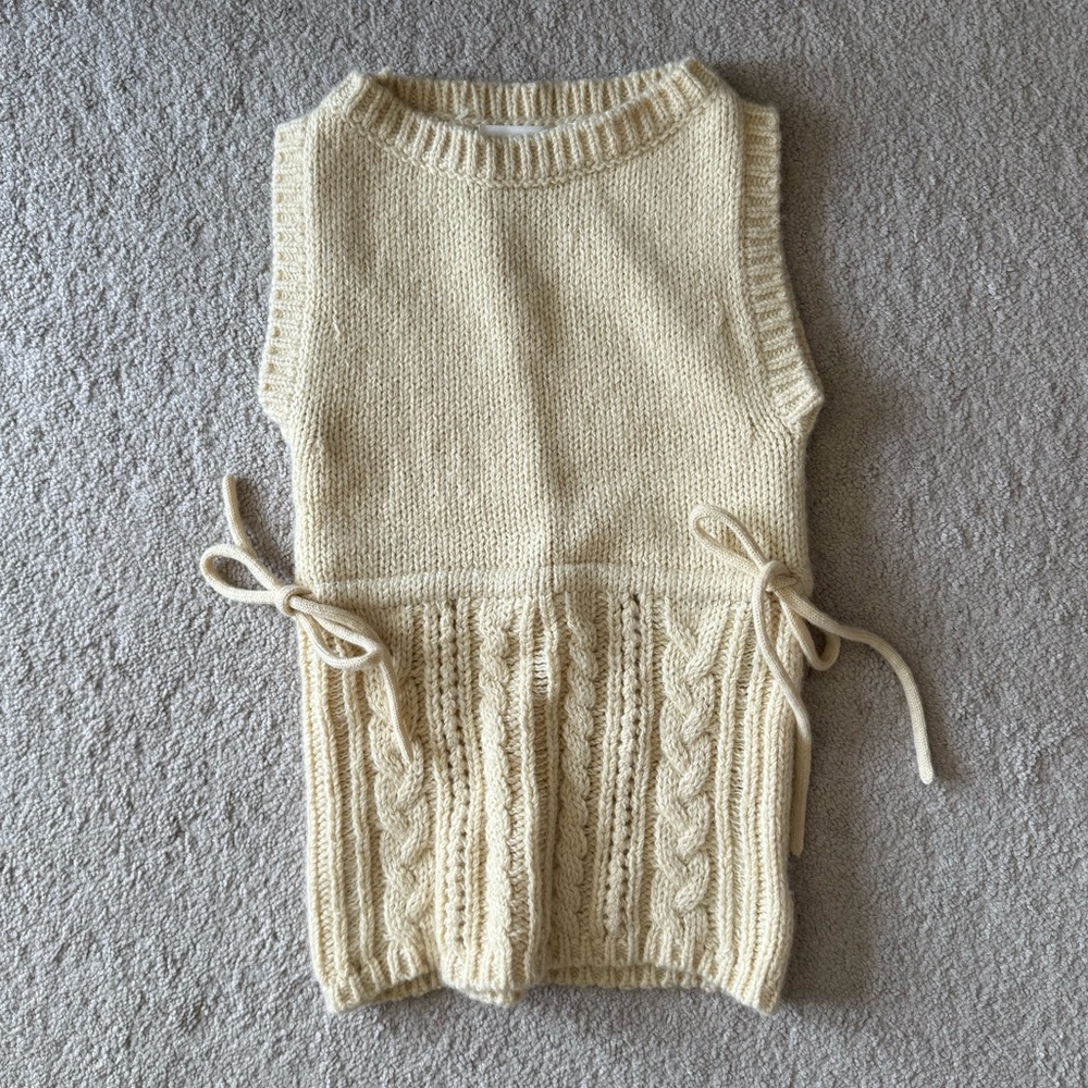 Peachy den cable knit sleeveless sweater top